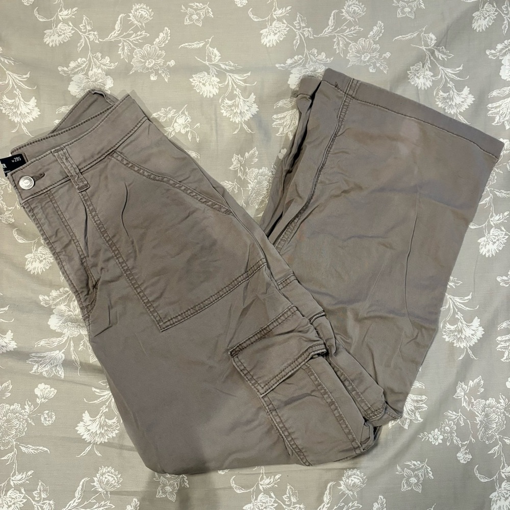 Hollister Ultra High-Rise Baggy Cargo Pants Size 8 SHORT